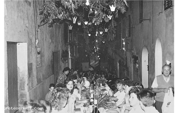 1985 - Cena propiziatoria della Corona, i partecipanti al centro della tavolata