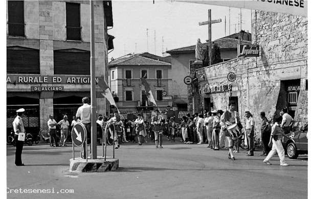 1985 – La comparsa della Corona in uscita da Porta Massini