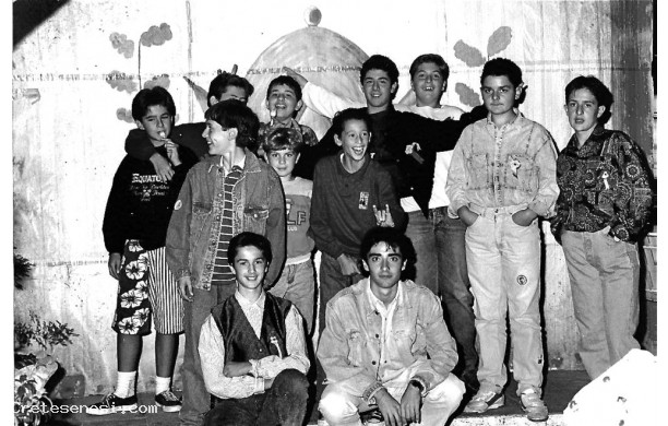 1990 – Giovani contradaioli sul palco allestito per la cena propiziatoria
