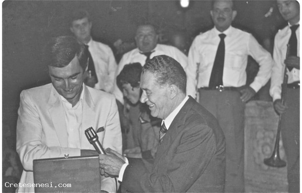 1980 -2- Garbo d’Oro, consegna del premio al Presidente della Filarmonica