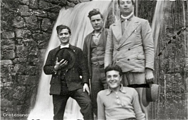 1931 - Un gruppo di amici sotto la cascata della Lama