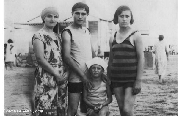1938 - Bagnanti all'Ardenza sul litorale livornese