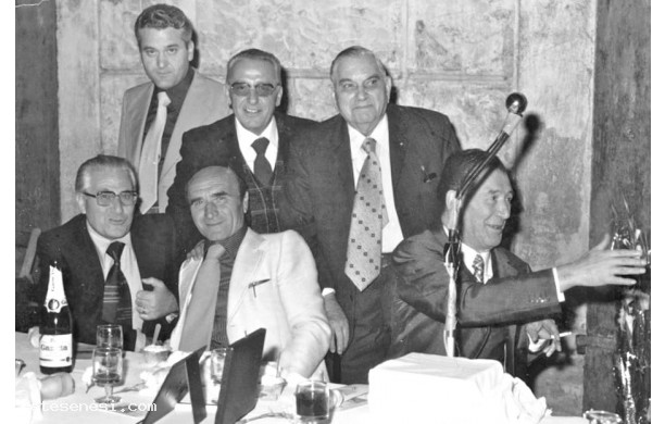1977 -3- Garbo d’Oro, foto di gruppo con i membri della Pro Loco