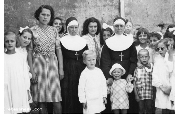 1941 - L'asilo delle suore con bambini di et diverse