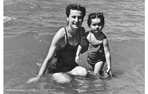 1952 - Paola al mare con la mamma