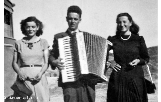 1947 - In giro con la fisarmonica