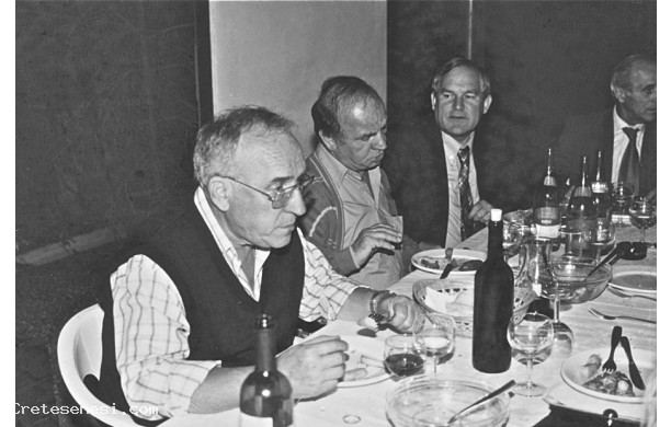 1997 - Cena dei Menciaioli, il Ciappe perplesso davanti a una salsiccia