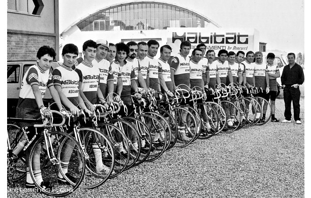 1986 - La Squadra Habitat al completo in compagnia dello sponsor