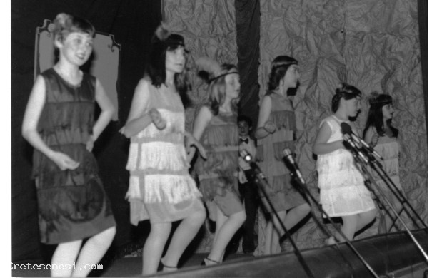 1980 - Recita ragazzine al Cinema Parrocchiale