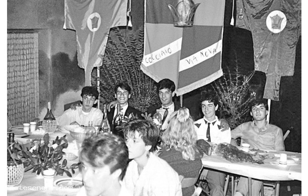 1984 - Cena contradaiola nel Cocciaio: il tavolo dei maggiorenti della Corona