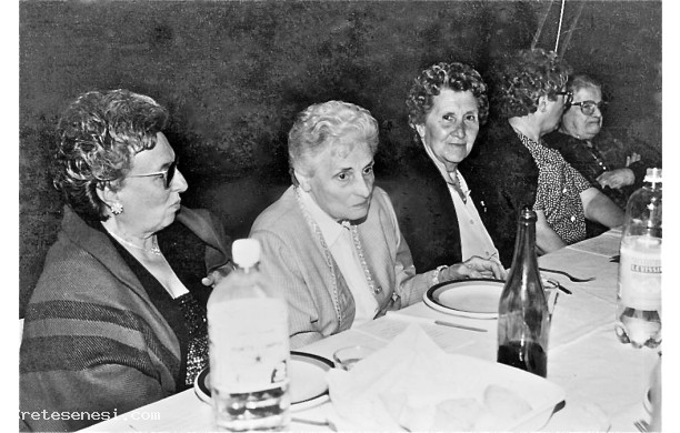 1998 - Cena dei Menciaioli una tavolata di donne avanti con gli anni ma molto in gamba