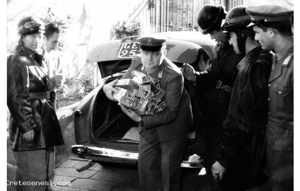 1954 - Il finanziere Ivo Palazzi sequestra sigarette di contrabbando