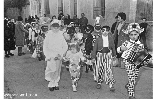 1958 - Carnevale dei bambini che escono dalle scuole vecchie