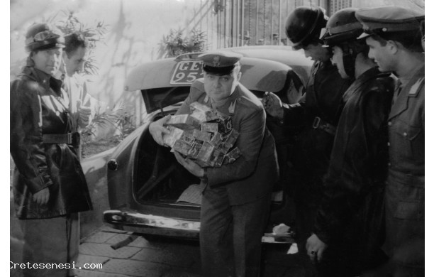 1954 - il finanziere Ivo Palazzi sequestra sigarette di contrabbando