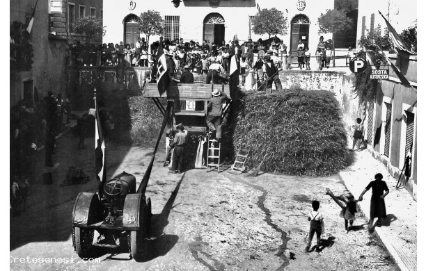1940 - La tribbiatura del grano in Piazza Garibaldi