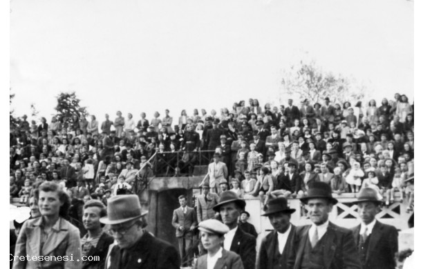1937, Sabato 27 Novembre - Cittadini al comizio di Starace