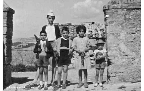 1955 - Ragazzi in posa al Poggiolo