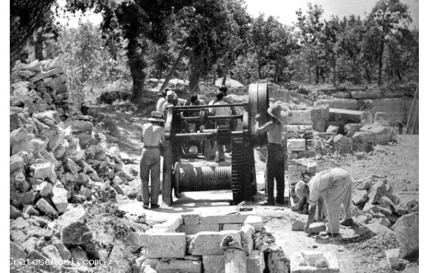 1928 - Operai intenti alla piazzatura dell'apparecchiatura per i fili d'acciaio