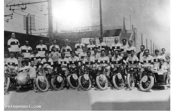 1935 - Primo Leonini in mezzo ai corridori motociclisti di allora