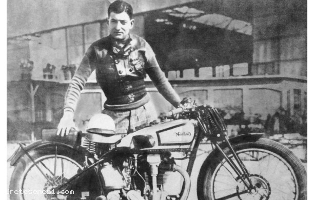 1936 - Primo Leonini, il centauro ferroviere insieme alla moto da corsa