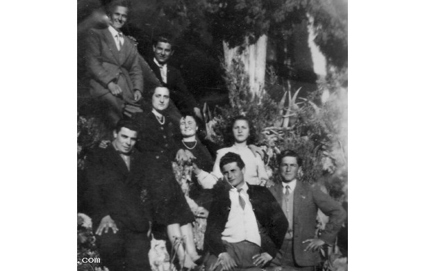 1952 - Gruppo di amici nel giardino di Rencine