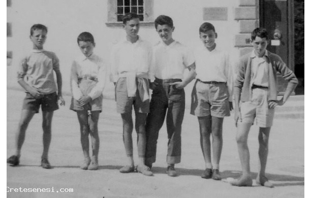 1956 - Gruppo di amici in piazza Matteotti
