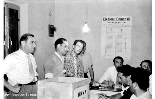 1956, 27 e 28 Maggio - Interno di un seggio elettorale