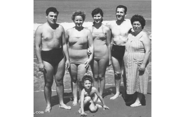 1957 - Gruppo di bagnanti sulla spiaggia di San Vincenzo