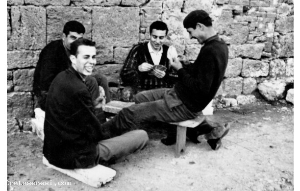 1957? - Si gioca a carte all'ombra di San Francesco