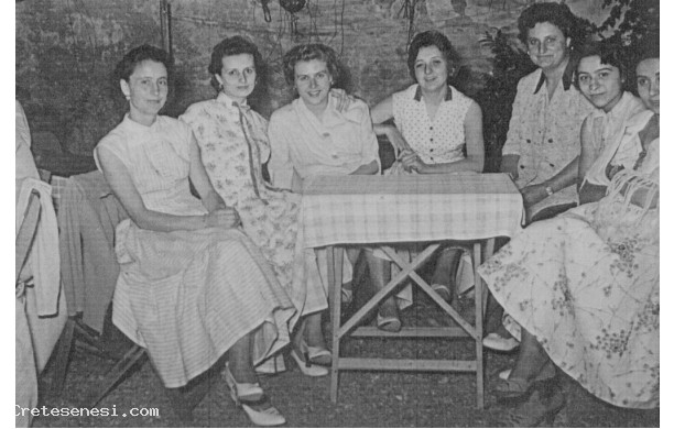 1958 - Gruppo di ragazze in attesa di un cavaliere
