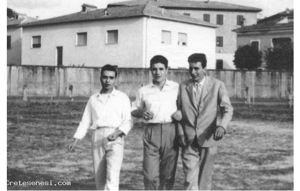 1963 - Tre amici al centro dello stadio