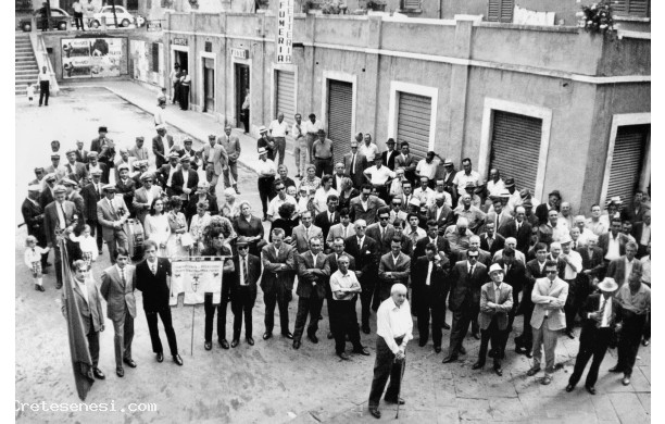 1966? - Manifestazione in piazza con comizio dalla terrazza comunale