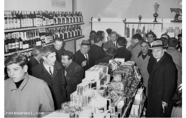 1967 - Cittadini curiosi all'inaugurazione dello spaccio Coop rimodernato
