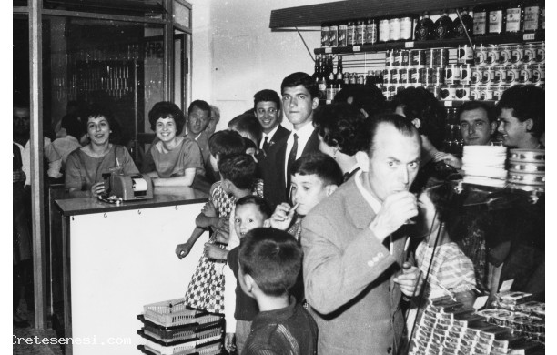 1969- Inaugurazione punto Coop: gli ospiti gradiscono il rinfresco