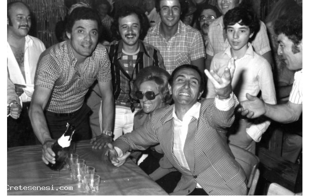1975 - 8^ Mostra Mercato Ascianese: Mario versa lo spumante a Pippo