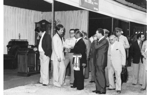 1976 - 9^ Mostra Mercato Ascianese: davanti al box di Mobilcasa