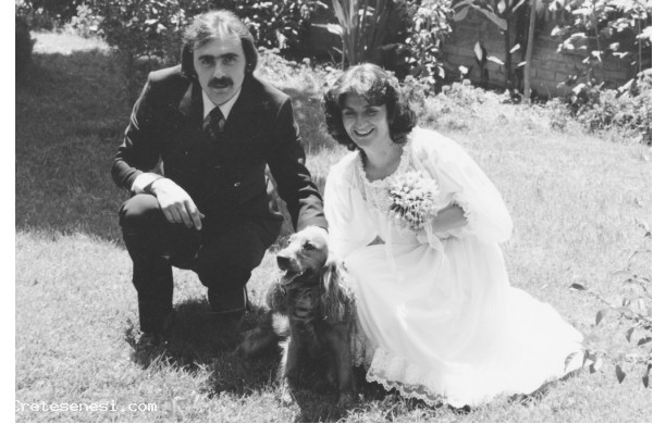 1978 - Gli sposi nel prato di casa