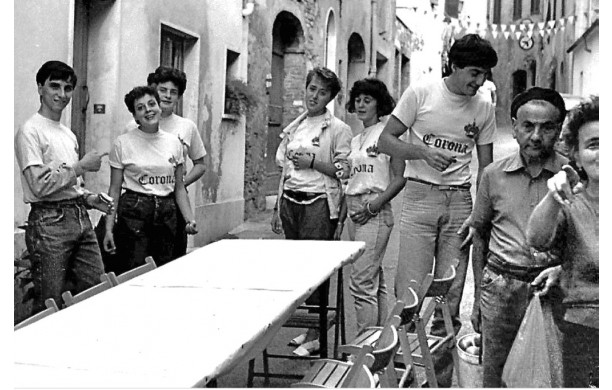 1984 - Si preparano i tavoli per la cena nella contrada della Corona