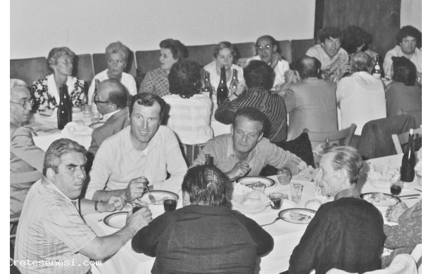 1984 -3- Cena dei Menciaioli, gente della Banda in prima fila