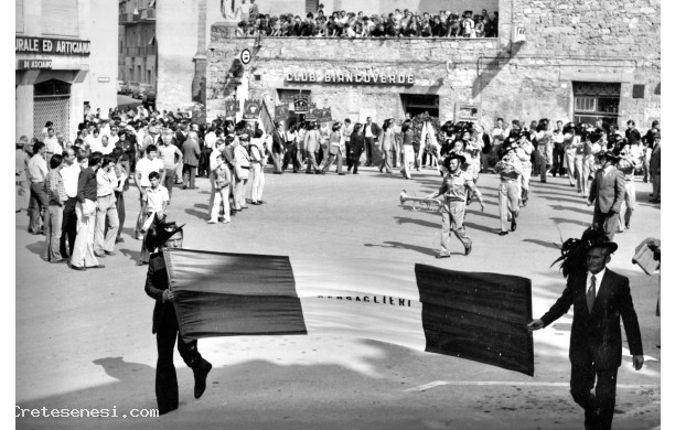 1986, Domenica 15 Giugno - I Bersaglieri sfilano davanti al Monumento
