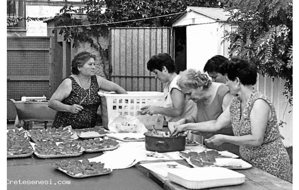 1988 - Le donne della cucina all’opera dentro l’Arena Italia
