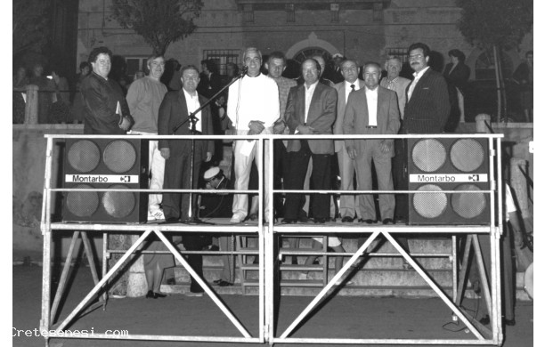 1990, 25° Festa del Donatore Fratres: gli organizzatori sul palco