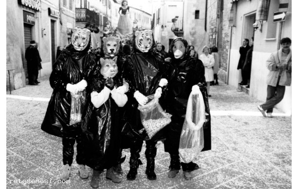 1995 - Animali feroci vestiti con i sacchi neri dell'immondizia