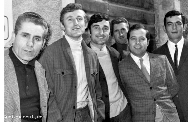 1981 - Gruppo di amici di fronte al bar del Cannelli