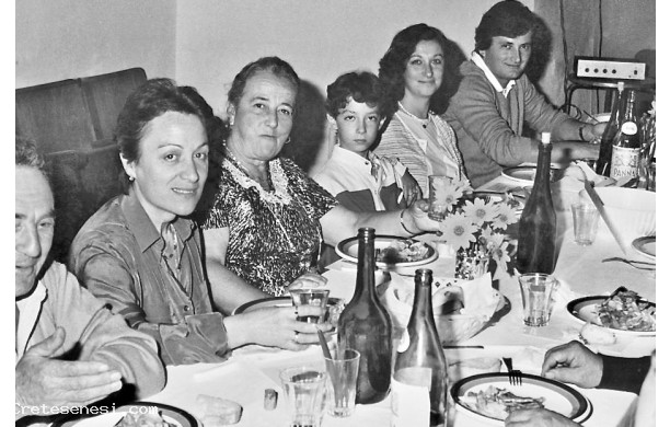 1984 - Cena dei Menciaioli, la famiglia Pietrelli con altra gente di Piazza