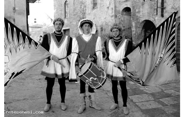 2013 - Sbandieratori e tamburino della Contrada di Piazza