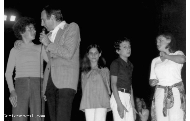 1975 - 8^ Mostra Mercato Ascianese: Pippo Baudo con i citti di 'Sciano