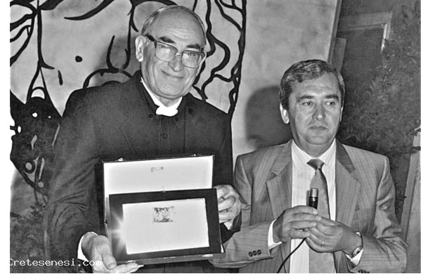 1986 - Garbo d'Oro, don Sadotti mostra il suo premio