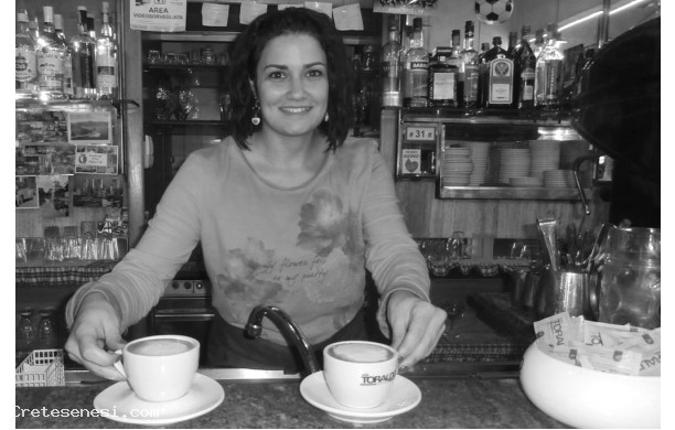 2014, 6 Novembre - La bella barista serve cappuccini