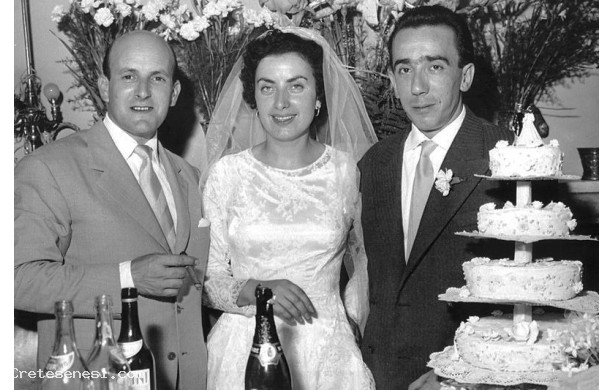 1958, Domenica 31 Agosto - Enrico e Ivonne al taglio della torta nuziale